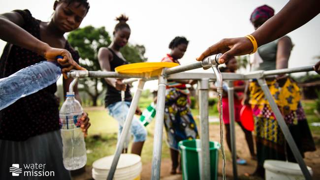 Liberia1 people filling up water